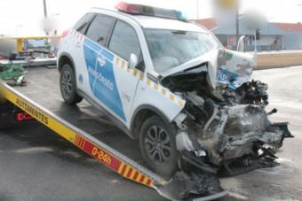 Súlyosan megsérült két rendőr, amikor a menekülő autós frontálisan beléjük szállt