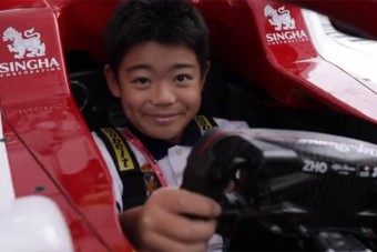 Aprót küldött kedvenc F1-es csapatának a kisfiú, mesébe illő vége lett