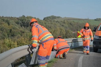 Újfajta szalagkorlátokat telepítenek a magyar utak mellett