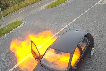 Az utasteret takarította, közben rágyújtott, hiba volt