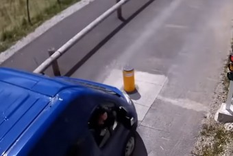 Rossz nézni, ahogy vérét ontja a teherautó a türelmetlen sofőr miatt