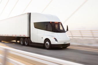 Megtört a jég, elkezdik gyártani a Tesla kamionját