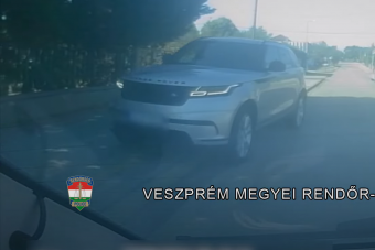 A türelmetlenség mintapéldányát vette videóra a fedélzeti kamera Veszprémben