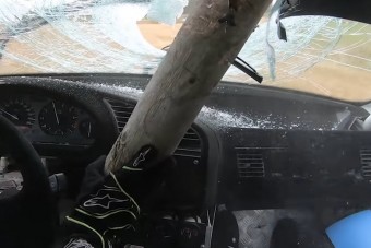 Szó szerint berobbant a kerítésoszlop a raliautó szélvédőjén