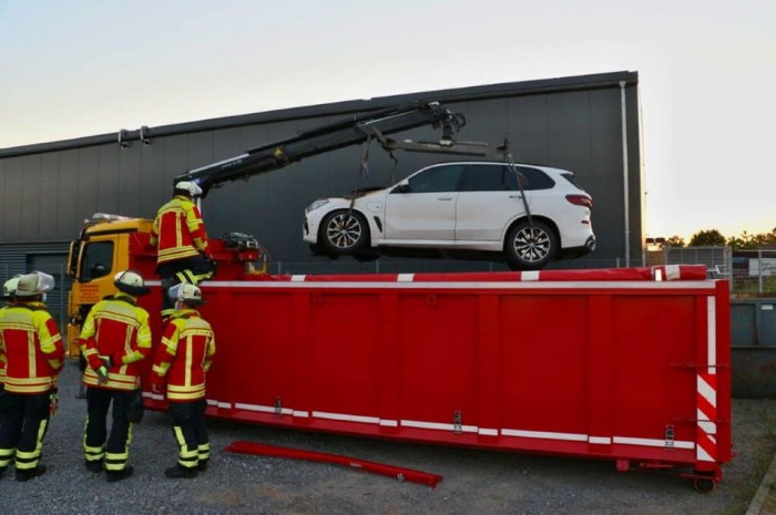 “Csupán” 45 ezer liter vízre volt szükség egy lángoló villanyautó eloltásához 3