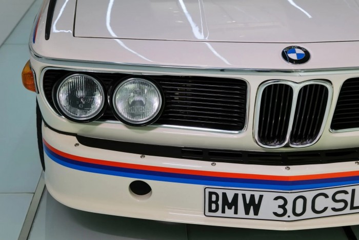 Sokak hitét tiporja földbe ez a BMW