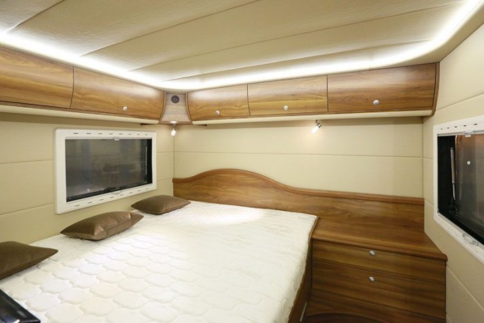 Látni kell, mit rejt belül ez az átlagosnak tűnő fehér Kamaz 6