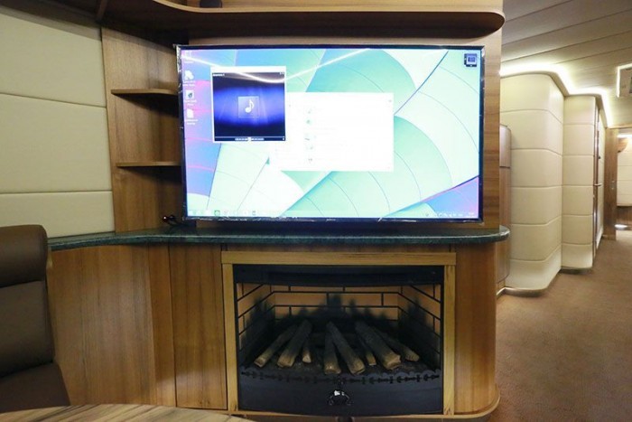 Látni kell, mit rejt belül ez az átlagosnak tűnő fehér Kamaz 5