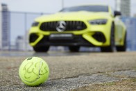 Neonsárga autóval jótékonykodik a Mercedes 38