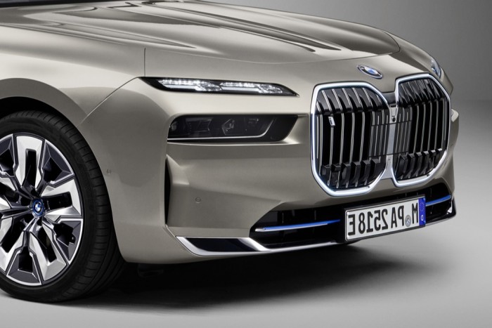 Ez a rémarcú kínai kisbusz ad magyarázatot napjaink BMW-stílusára 3