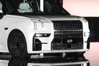 Ez a rémarcú kínai kisbusz ad magyarázatot napjaink BMW-stílusára