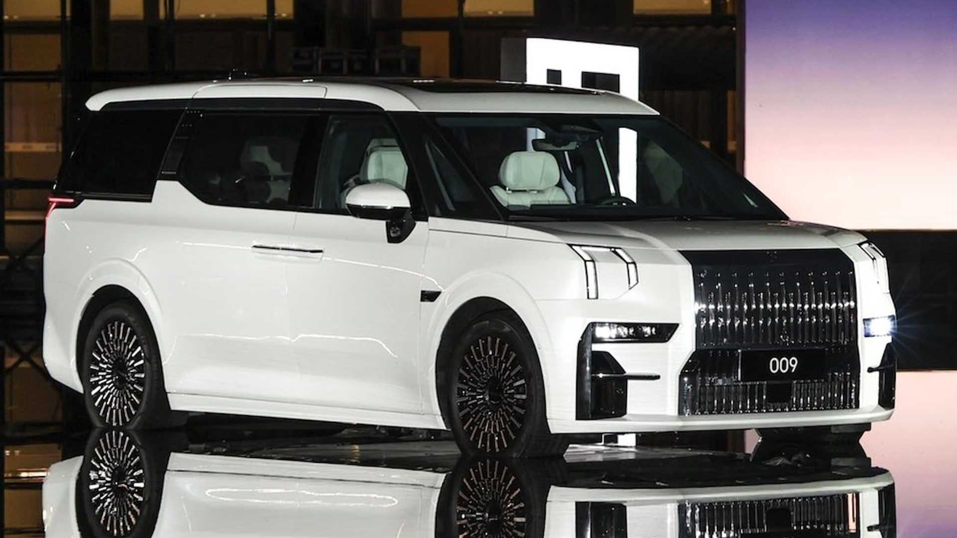 Ez a rémarcú kínai kisbusz ad magyarázatot napjaink BMW-stílusára 2