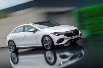 Európában még nem lesz fizetős, erősebb Mercedes