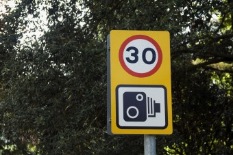 Ötször kapták gyorshajtáson 14 perc alatt, mégsem fizetett