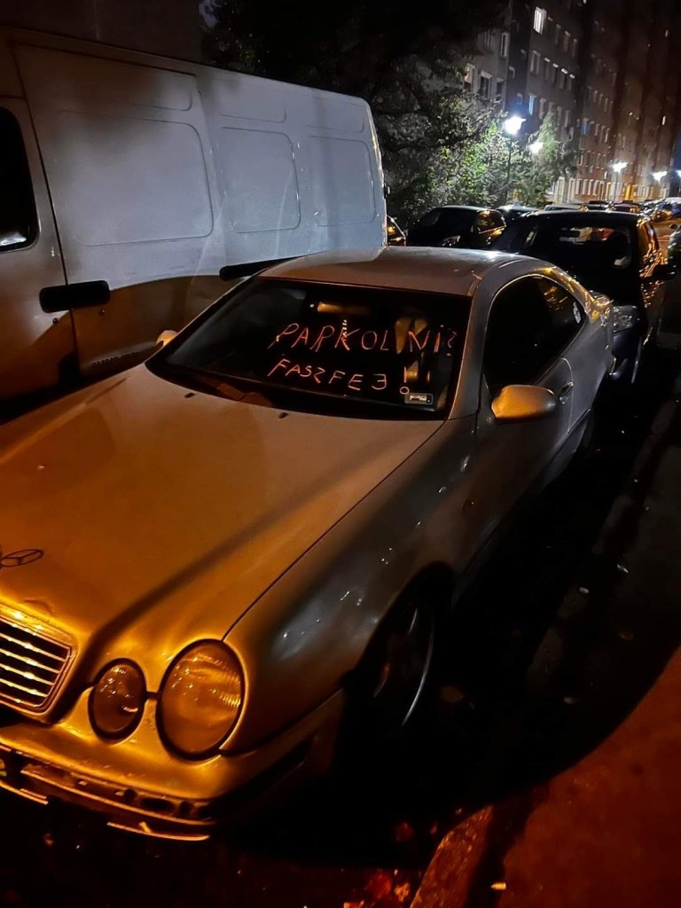 Trükkös, ám elég trágár üzenetet írtak egy Mercedes ablakára Budapesten 2 Trükkös, ám elég trágár üzenetet írtak egy Mercedes ablakára Budapesten 2