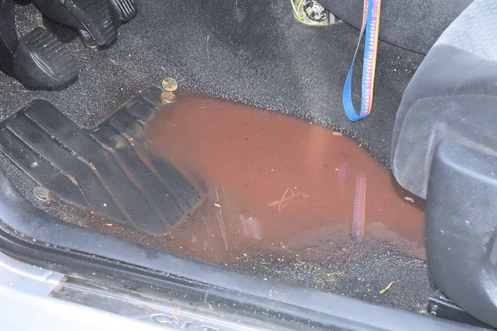 Forró hűtőfolyadék ömlött a lábára, kínok között csúszott árokba egy autós a 86-os úton