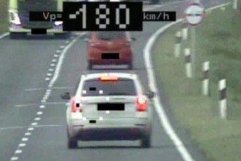 Versenypályának nézték a 84-est az autósok, ezt a traffipax is látta