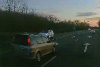 Záróvonalon előzte a sort a 6-os főúton, a rendőrök mellett elsuhanva perecelt az árokba