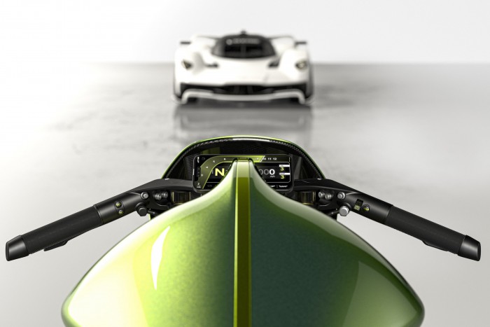 Kétkerekű pályaszörny az Aston Martintól 7