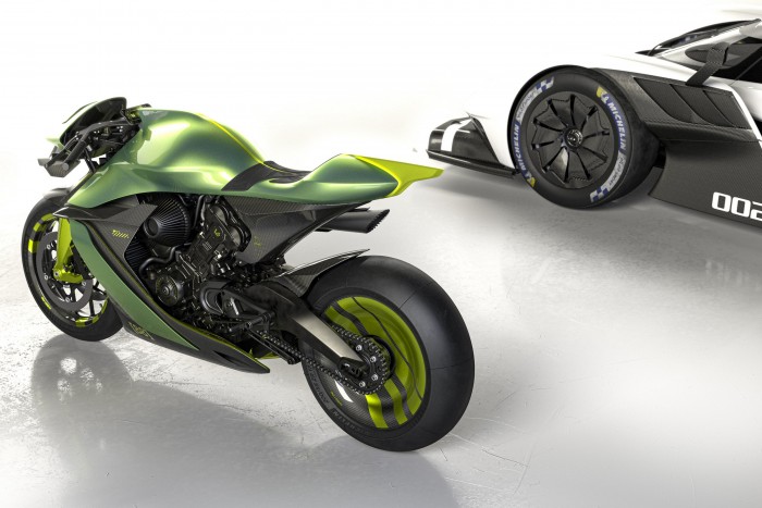 Kétkerekű pályaszörny az Aston Martintól 6