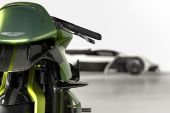 Kétkerekű pályaszörny az Aston Martintól