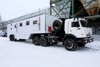 Látni kell, mit rejt belül ez az átlagosnak tűnő fehér Kamaz