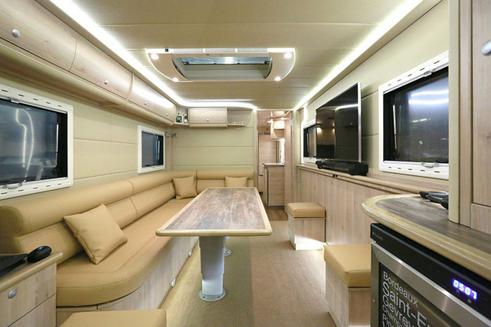 Látni kell, mit rejt belül ez az átlagosnak tűnő fehér Kamaz 1