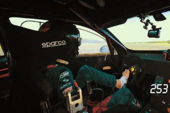 Úgy lett rekorder, hogy csak a lábait használta a profi driftversenyző