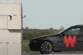 Jó, ha látod, mi történik, ha 150-nel a falba rongyolsz