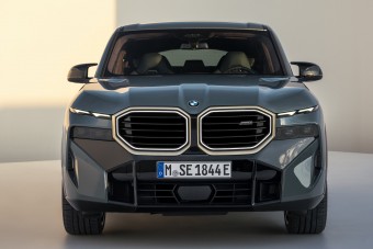 Nevetségesen nagy veséket villantott a BMW