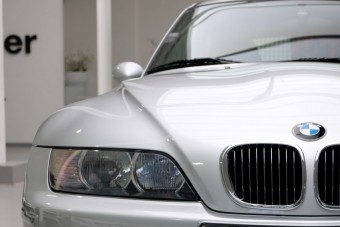 Ez a 21 éves BMW még a vezetés valódi élményét adja, meg is kérik az árát