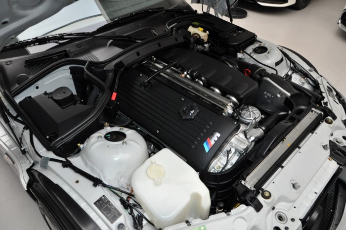 Ez a 21 éves BMW még a vezetés valódi élményét adja, meg is kérik az árát 2