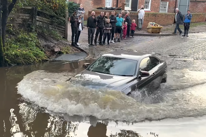 Los británicos matan sus autos en aguas profundas