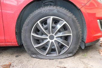 Autók kerekét szúrta ki, hogy börtönbe kerüljön