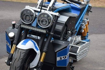 Színtiszta őrület Finnországból: V8-as BMW motor, dupla turbó, két kerék