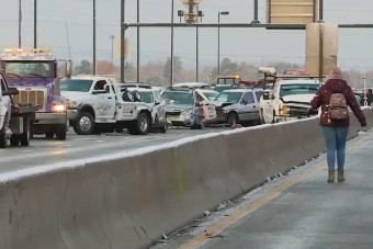 Leesett az első hó, 100 autó szaladt egymásba az autópályán