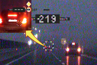 Jócskán „elnézte” a 60-as táblát a 37-esen, drága fotó lett a vége