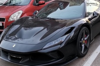 Egyedi rendszámos Ferrari parkolt egy budafoki lakótelepen