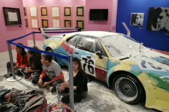 Most egy art-BMW kapott több kiló lisztet a klímaaktivistáktól