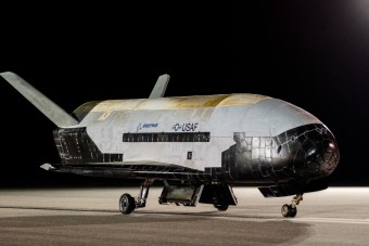 908 napos küldetés után tért vissza a titkos amerikai űrrepülő