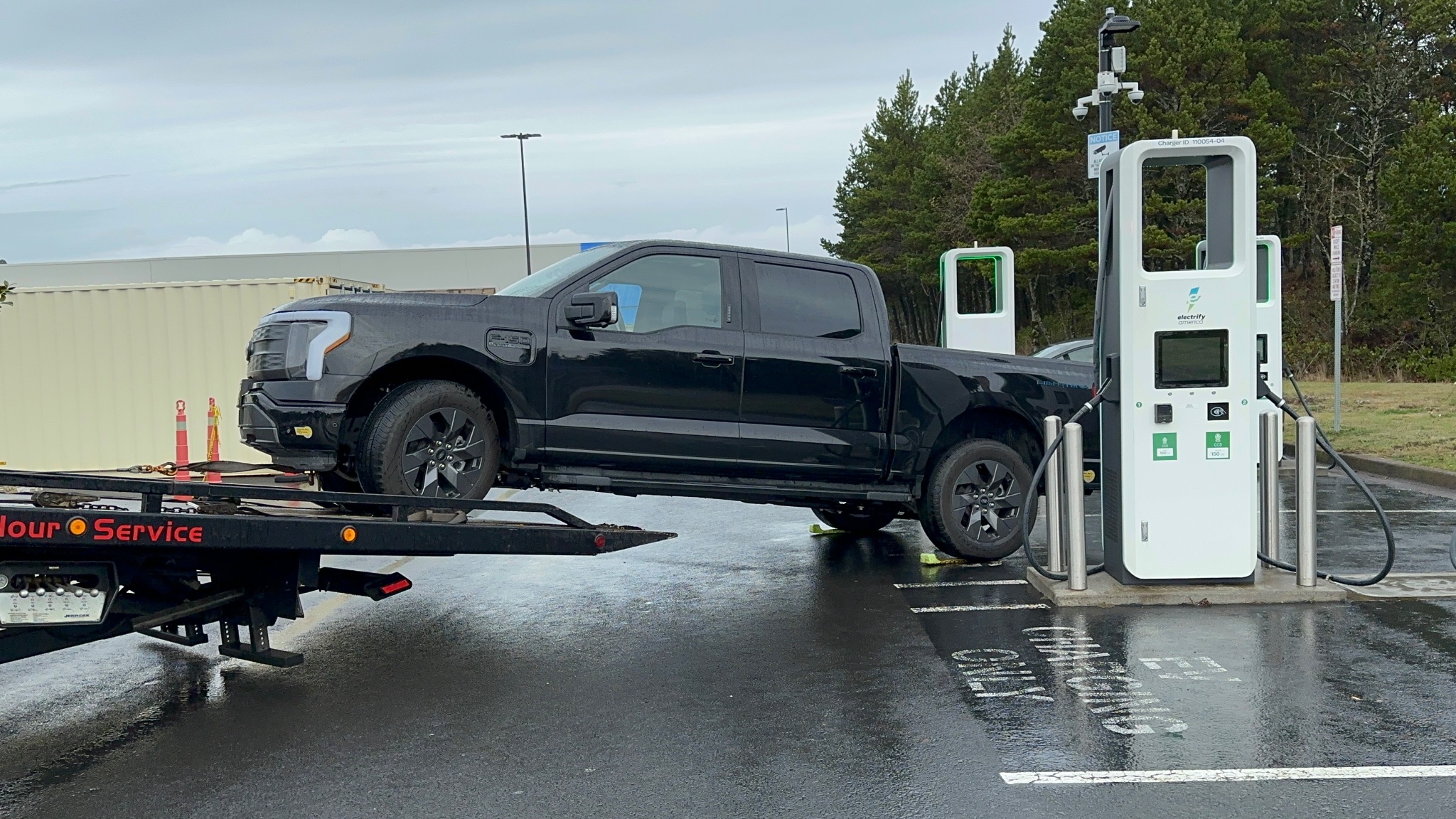 Töltés közben robbant le az elektromos Ford furgon, az okokat még keresik 1