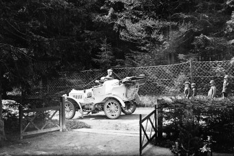 130 éve kötelező, jövőre eltűnhet az autókból