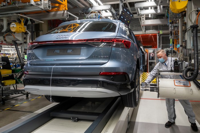 Kemény fordulat az autógyártók bojkottjában