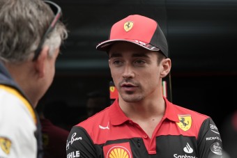 F1: A Ferrari magához akarja láncolni Leclerc-t