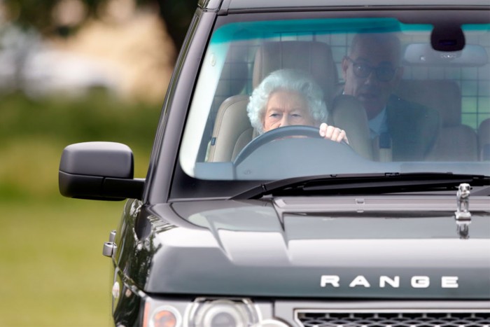 Ezzel a jogsival rendszám nélküli autókat is vezethetett, hiszen ő volt a királynő