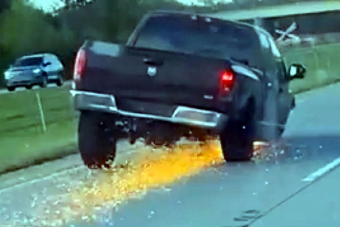 Három keréken menekült, felgyújtotta a sztrádát