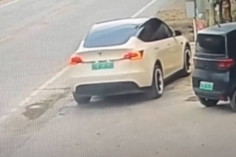 Halálos tragédiát okozott egy féktelenül száguldó Tesla, a sofőr szerint az autó a hibás