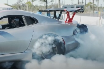 Látnod kell, ahogy kilő a 3300 lóerős, pokoli Dodge Viper