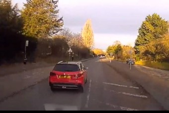 Mentőt tartott fel a pofátlan autós, börtönt kapott érte