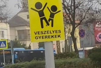 Veszélyes gyerekekre figyelmeztető tábla került ki egy budapesti játszótér közelében
